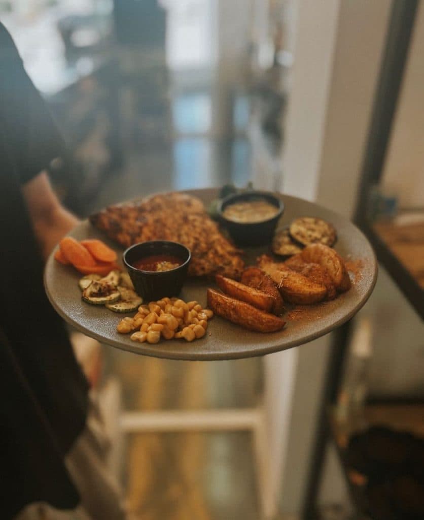 کافه رستوران دخ در محمودآباد مازندران