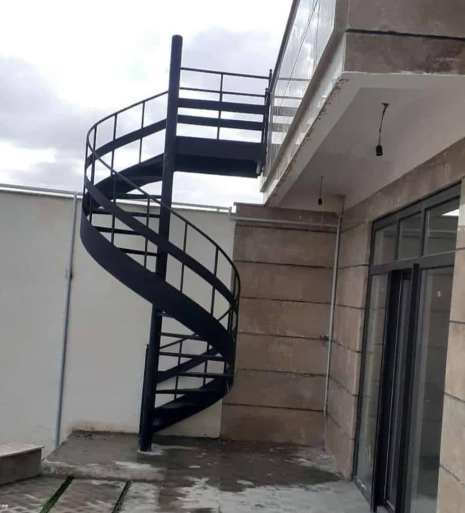 طراحی و اجرای پله گرد مدرن دکوراتیو آوا استپ در کرج