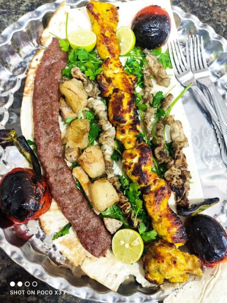 سفره خانه سنتی آتیش در همدان