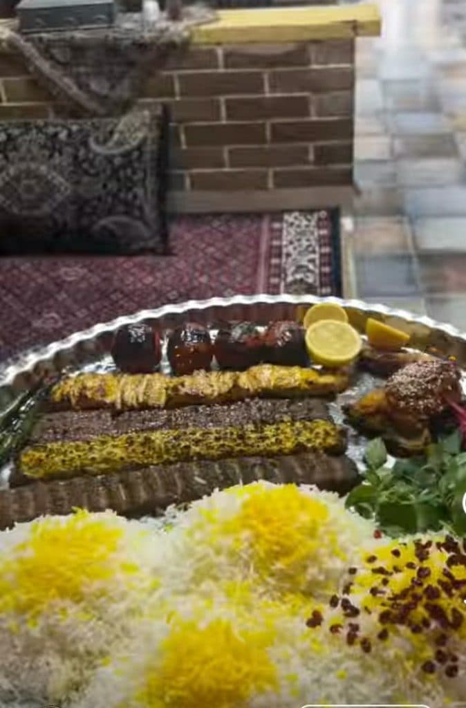 کافه رستوران سنتی کاج در همدان