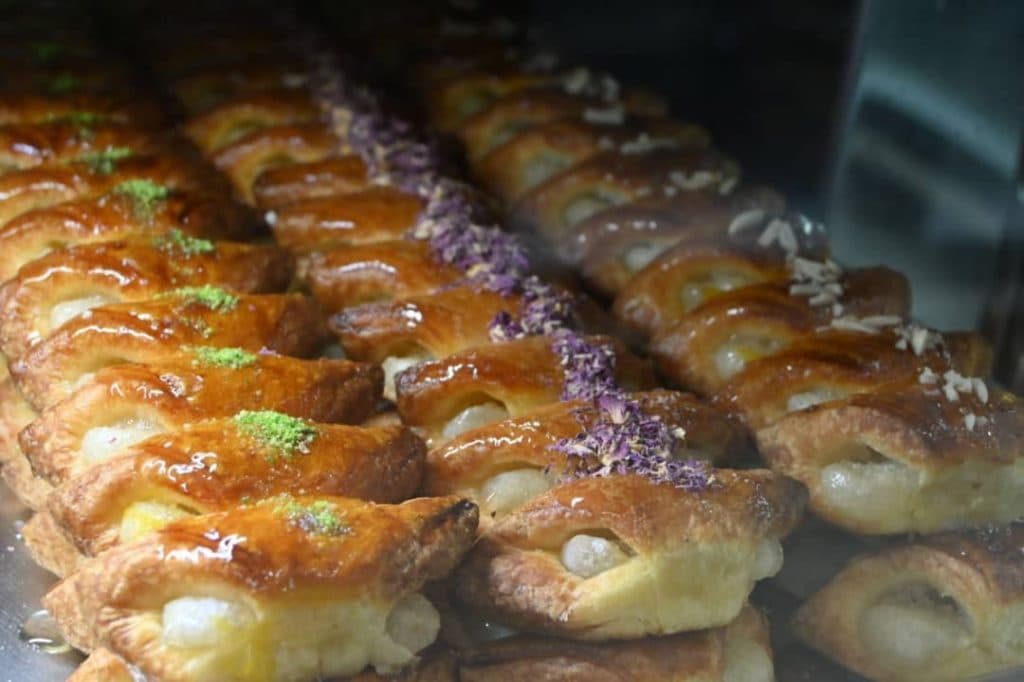 قنادی سرزمین شیرینی در ساوه