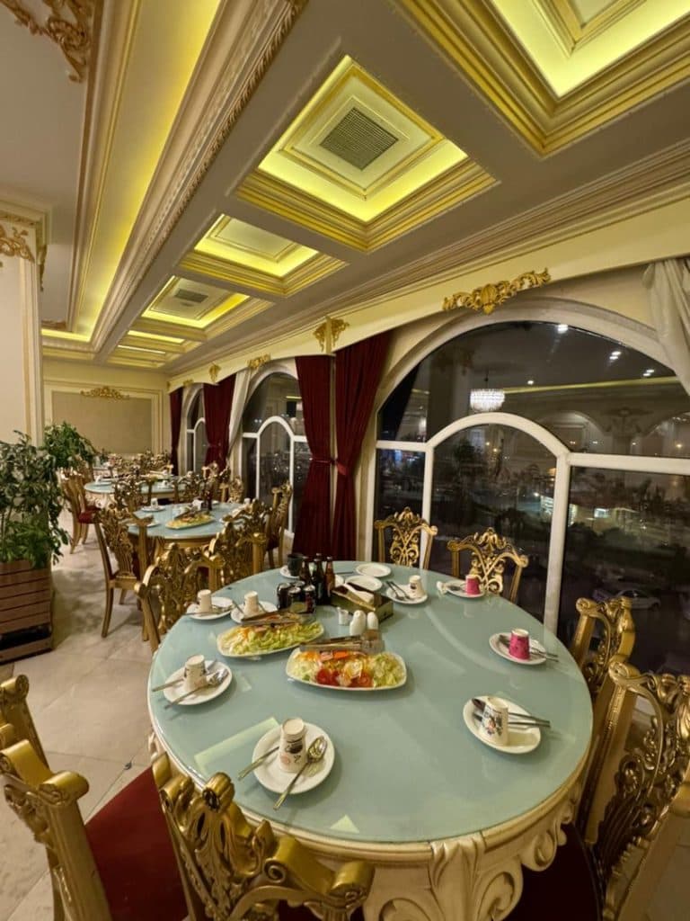 کافه رستوران وارنا در دریاچه مصنوعی گنبد کاووس