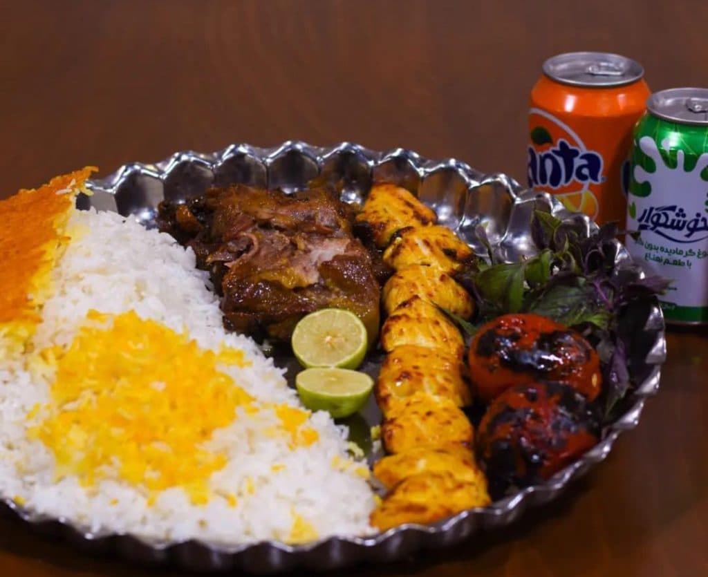 مجموعه غذایی اعیونی در بلوار صلح شیراز