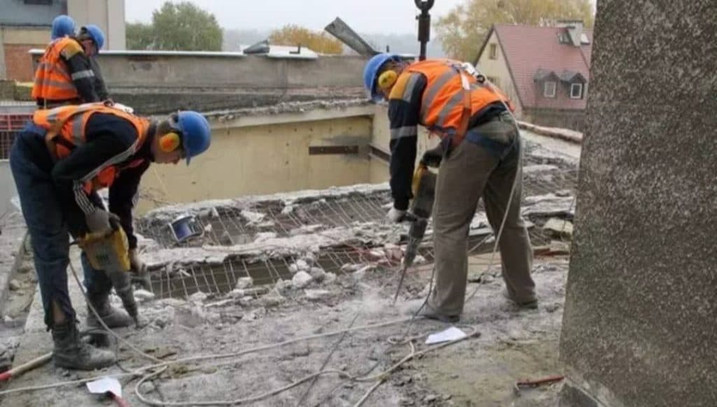 تخریب ساختمان امید تقوی در نهاوند