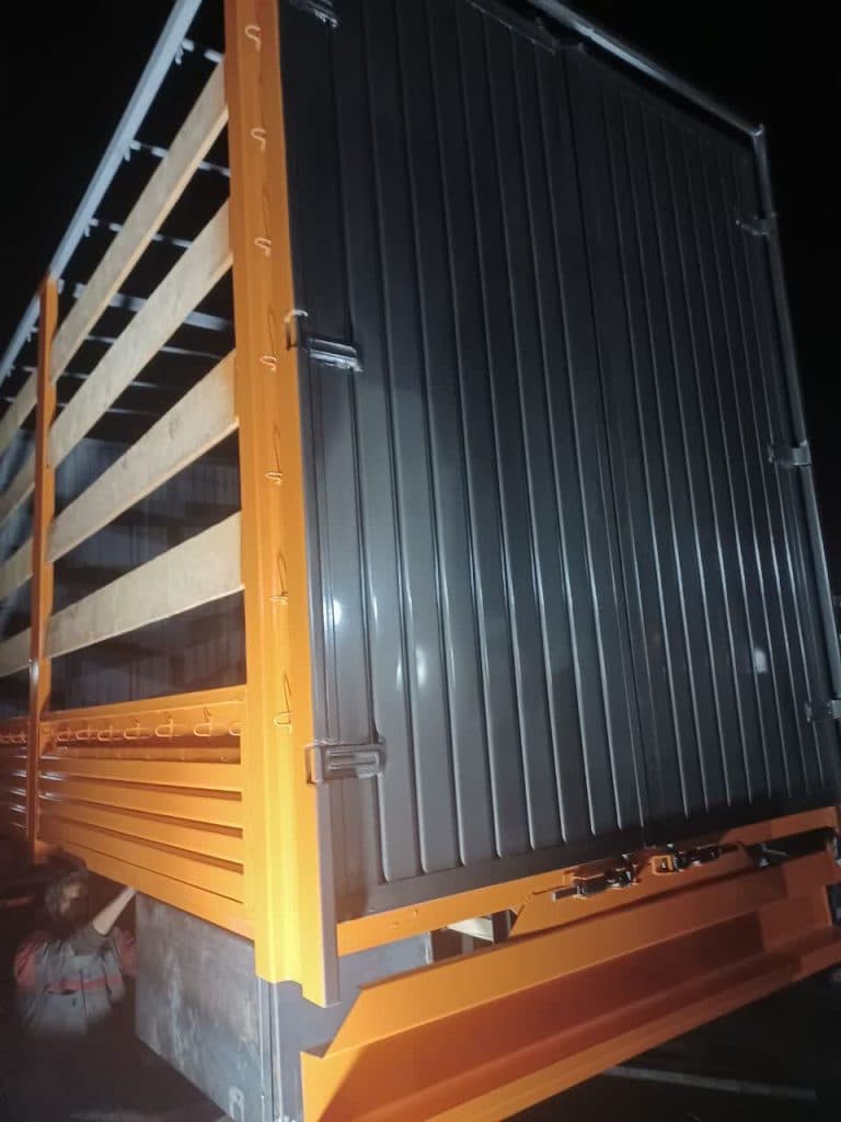 اتاق سازی کامیون کوروش منش در 12 بهمن اصفهان