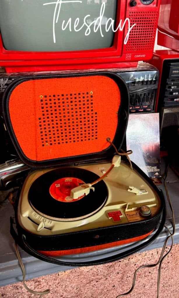 کافه گالری آذر نوستالژیک در رشت