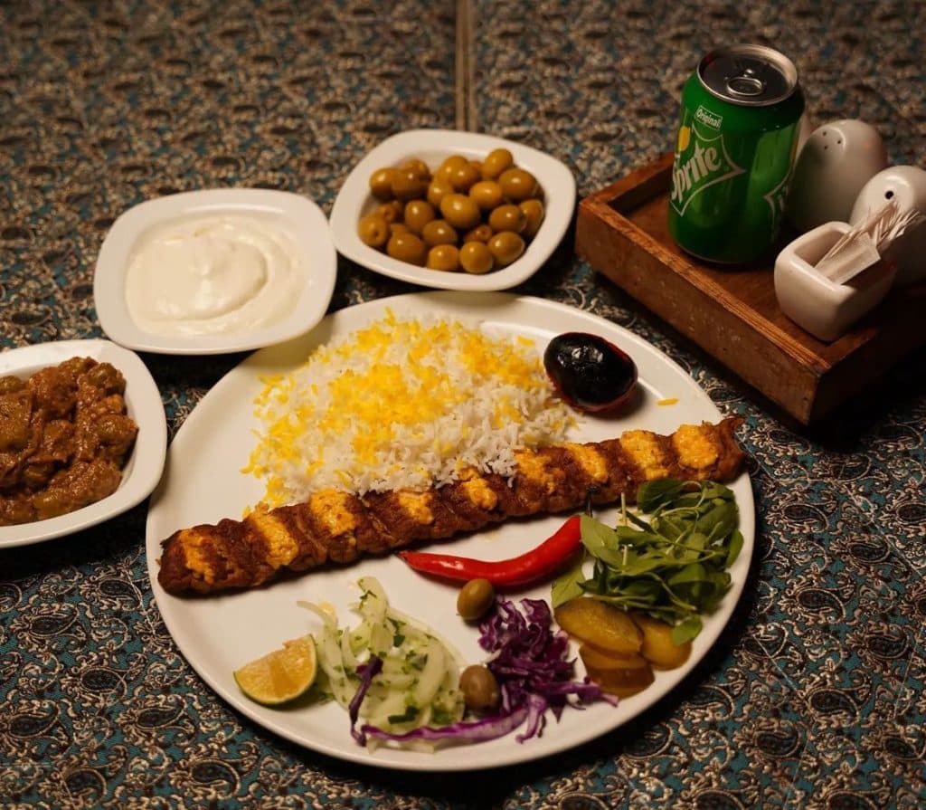 رستوران جنگلی نون و نمک در قم