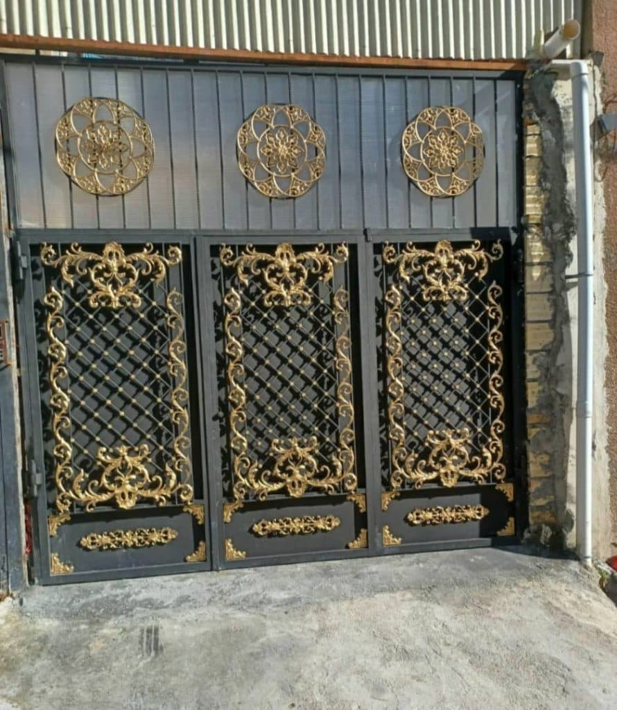 درب و پنجره ساختمان پارسیان در کرمانشاه