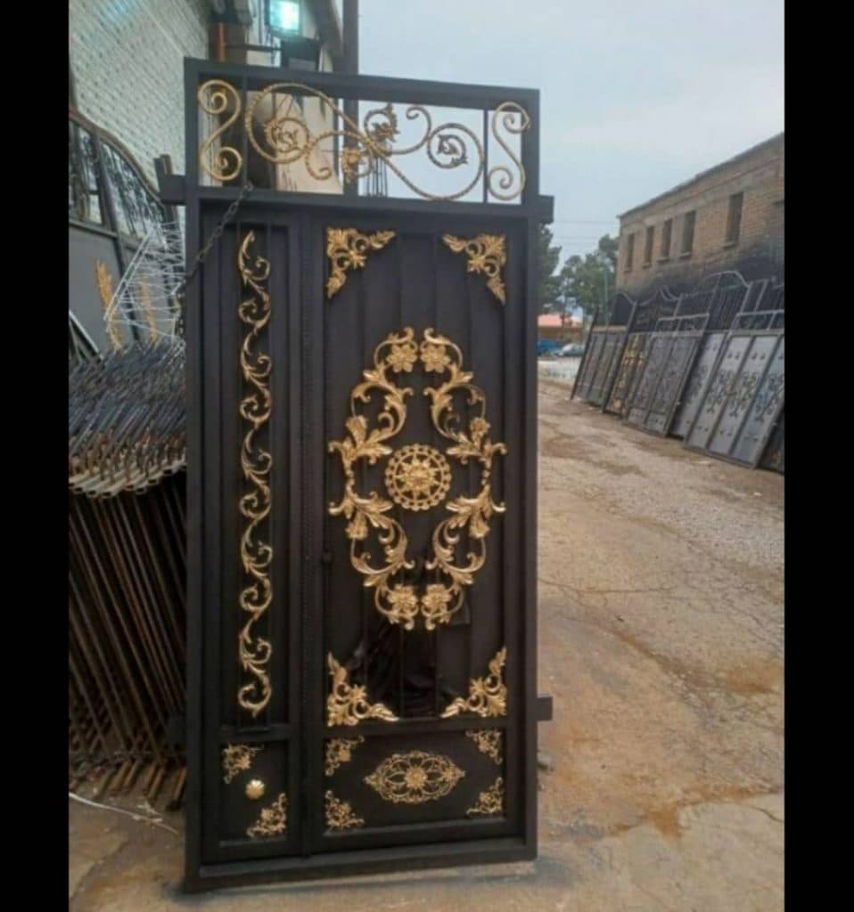 درب و پنجره ساختمان پارسیان در کرمانشاه