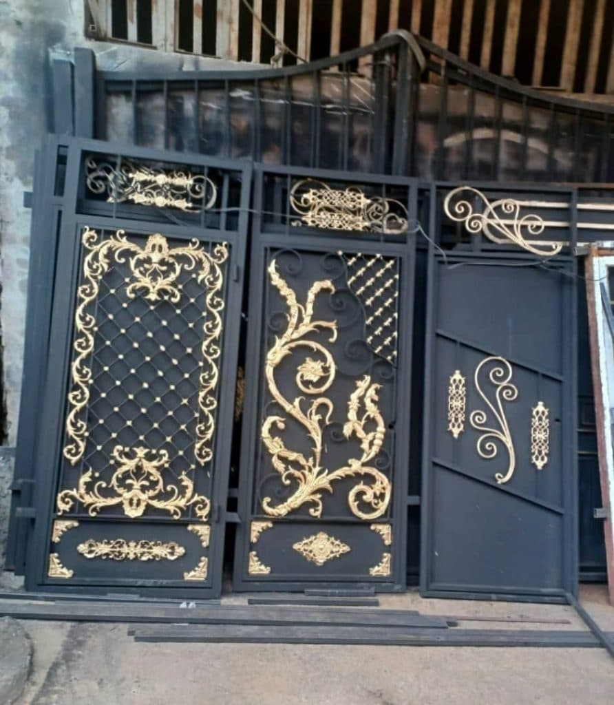 درب و پنجره ساختمان پارسیان در کرمانشاه