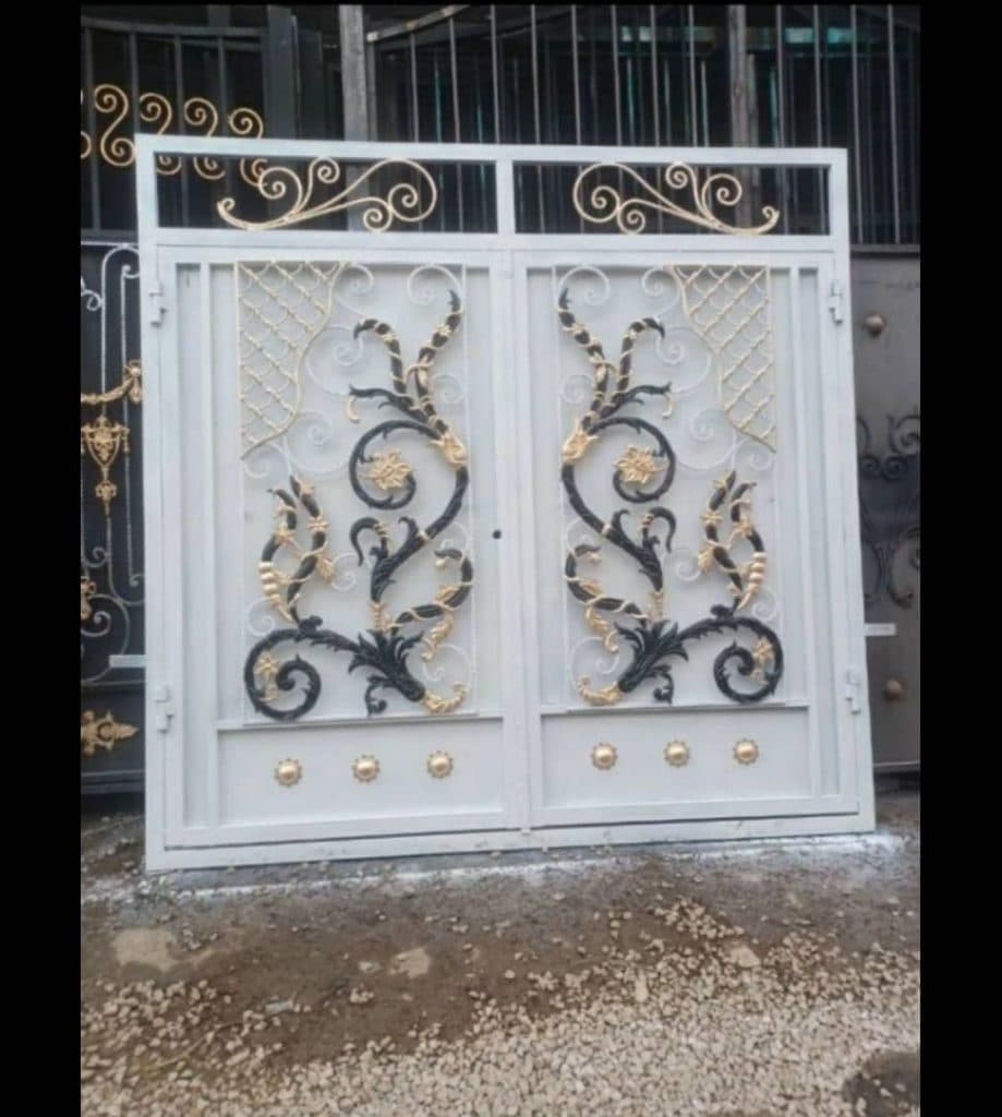 درب و پنجره ساختمان پارسیان در کرمانشاه