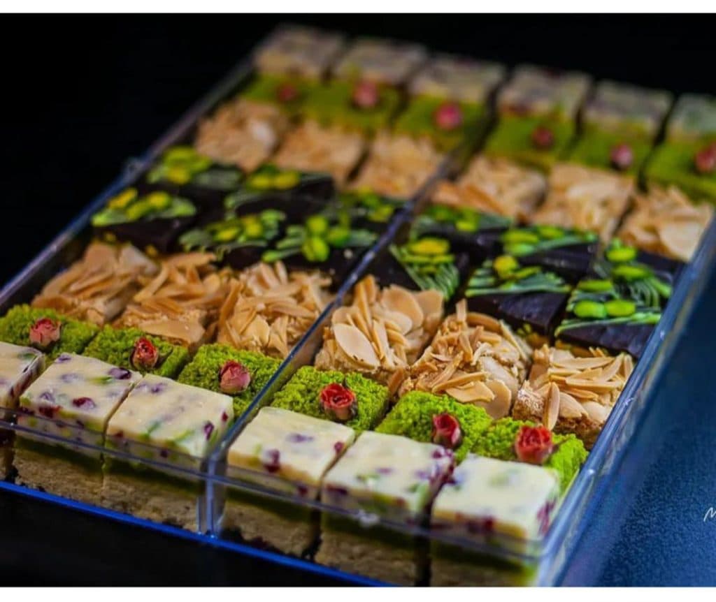 نان و شیرینی ندا در جهان شهر کرج