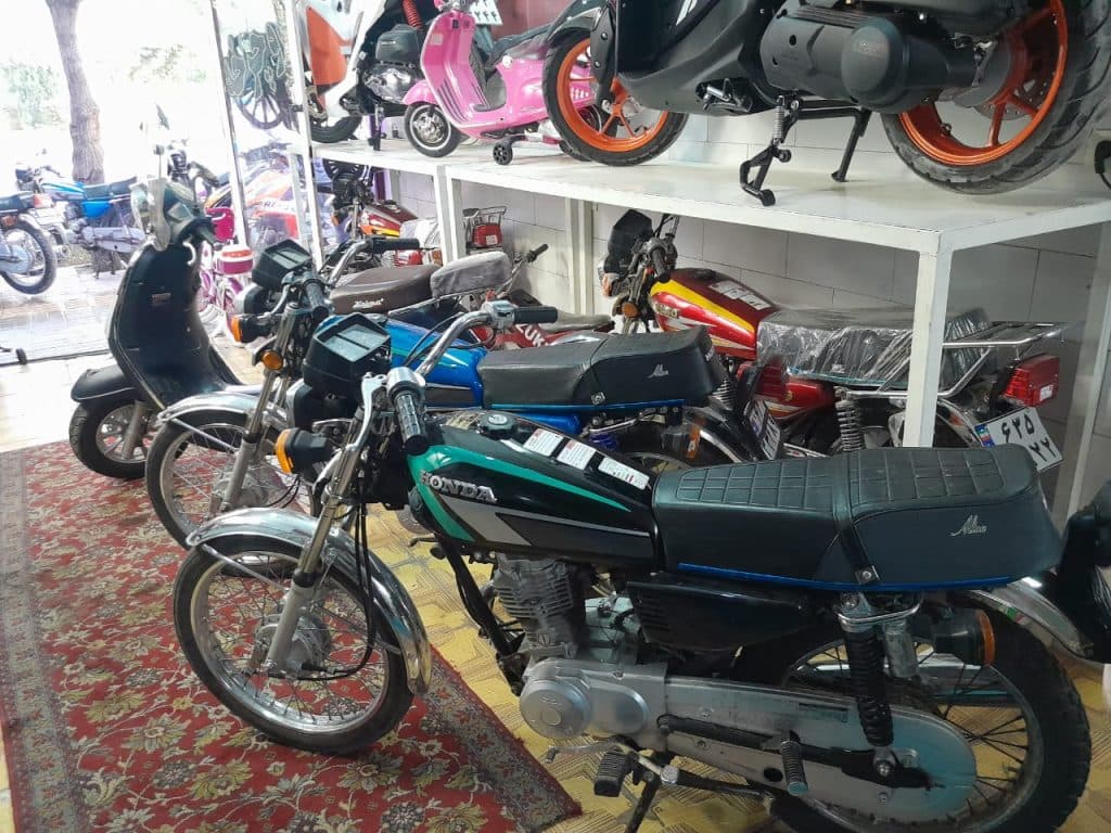 فروشگاه موتور سیکلت رضا در رهنان اصفهان