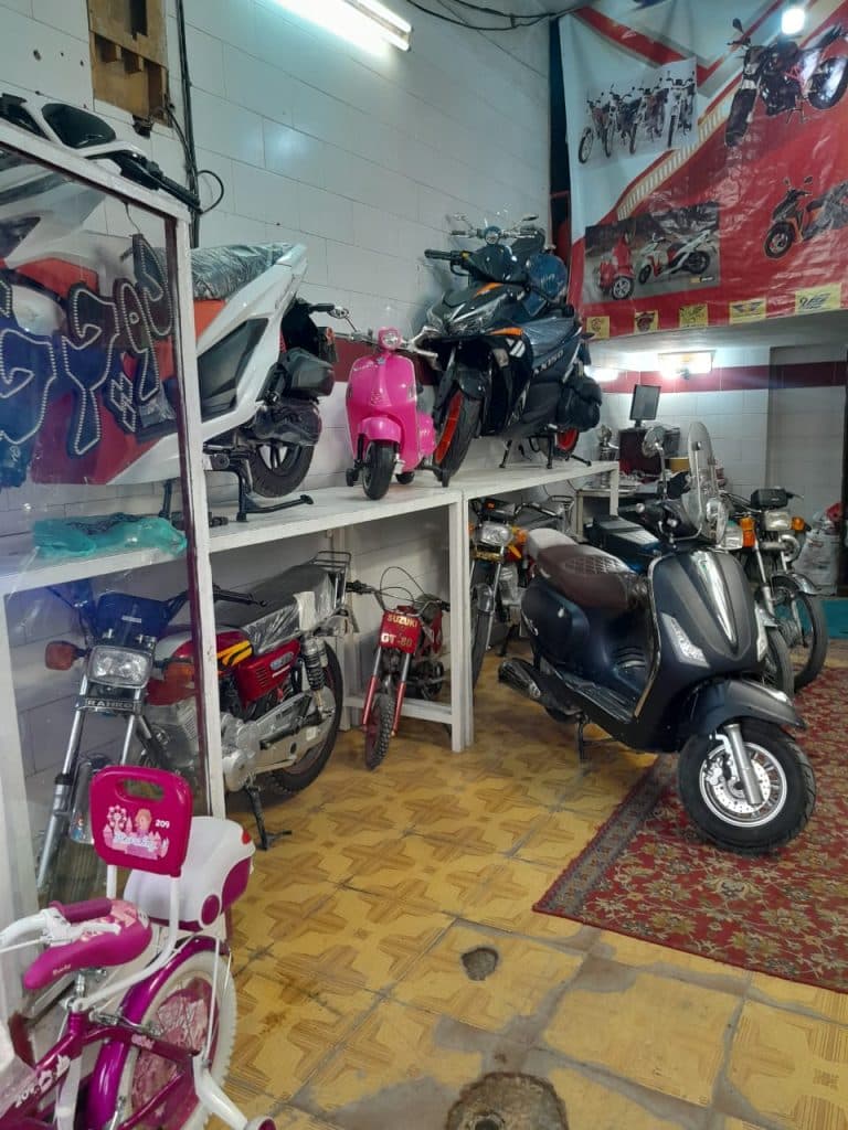 فروشگاه موتور سیکلت رضا در رهنان اصفهان