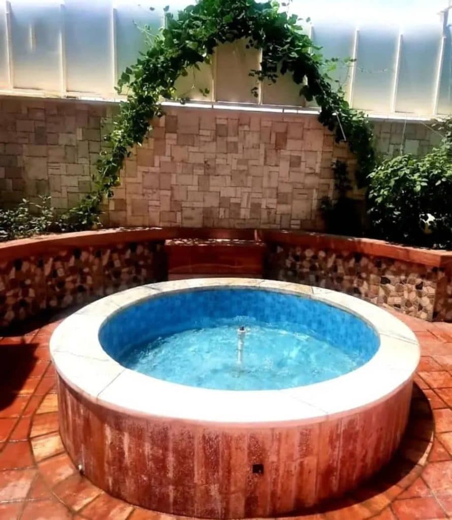 اقامتگاه سنتی رویار در کاشان