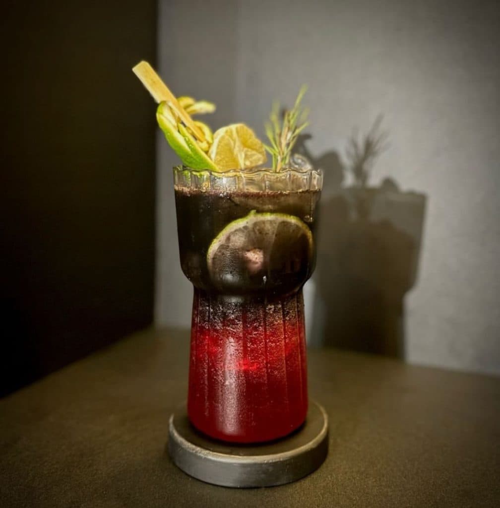 غار رستوران ققنوس در جهانشهر کرج