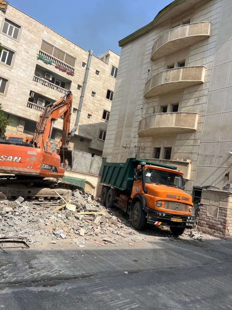 تخریب و گودبرداری ساختمان تاجیک در بندرعباس