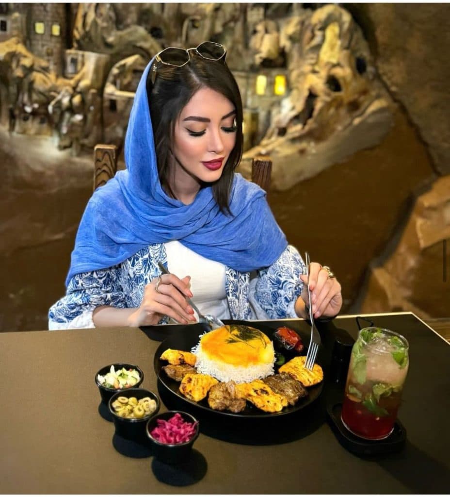 غار رستوران ققنوس در جهانشهر کرج