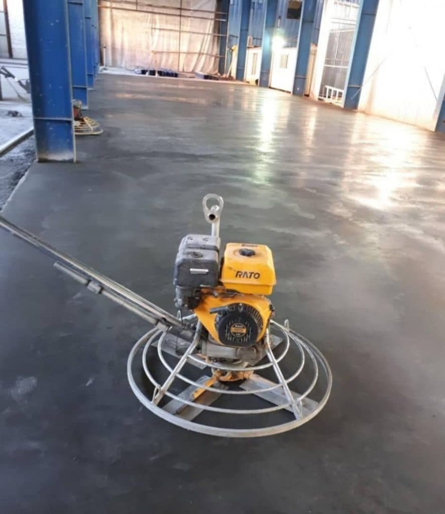 بتن ریزی با ماله پروانه پرویزپور در مرکز تهران