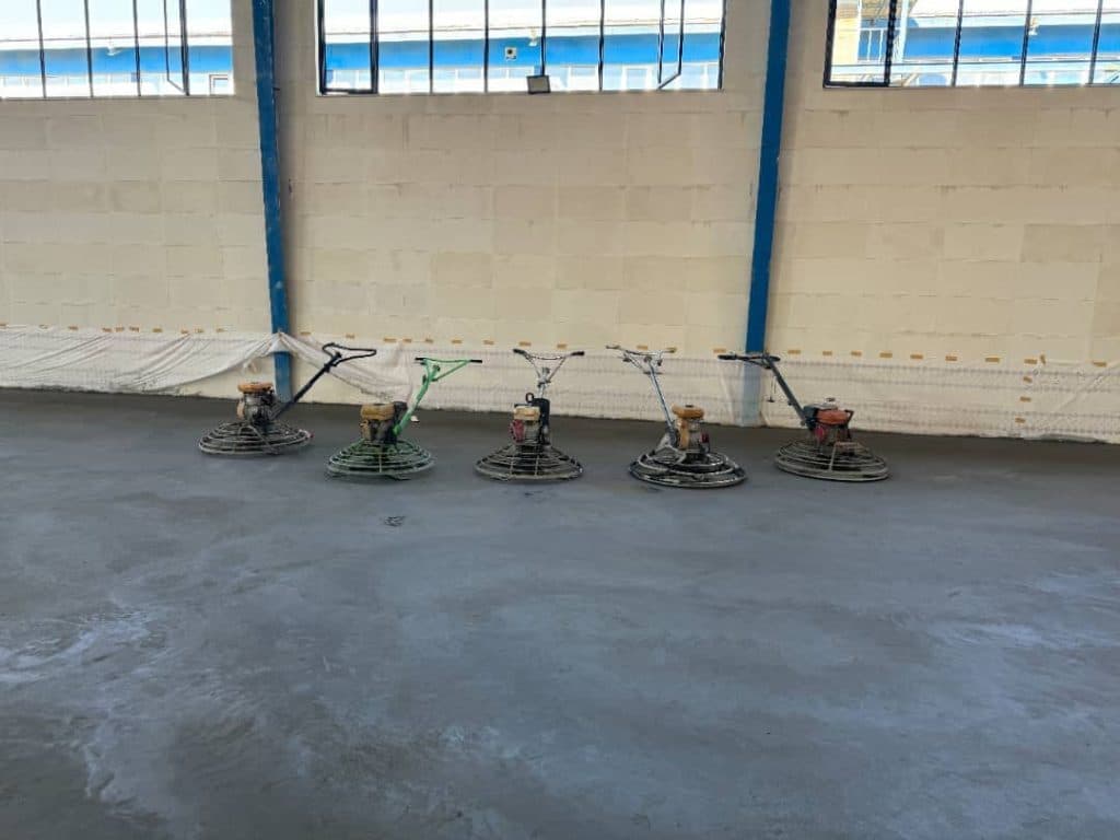 بتن ریزی با ماله پروانه پرویزپور در مرکز تهران