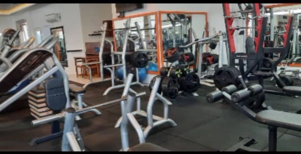 باشگاه بدنسازی پارس پلاس در شهرک ولیعصر شیراز