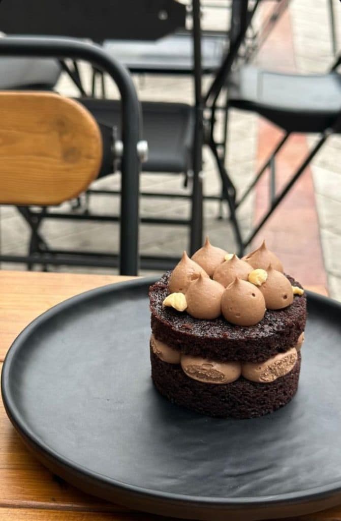 کافه اچ H در چهارراه داماهی بندرعباس