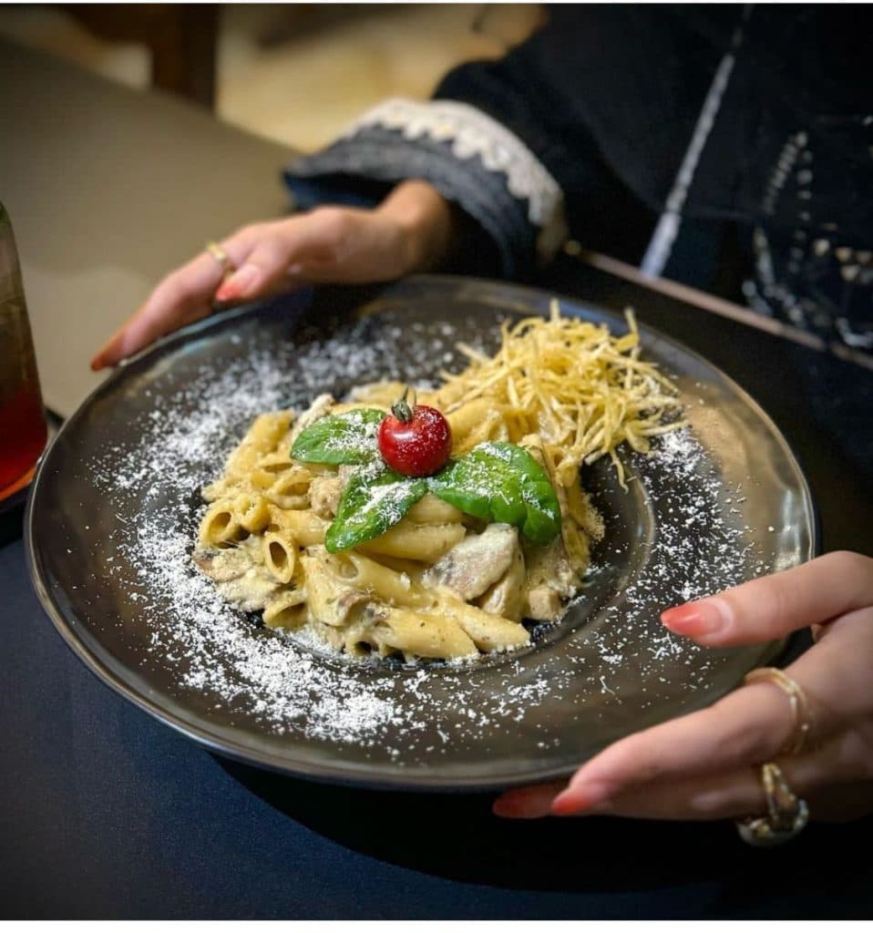 غار رستوران ققنوس در جهانشهر کرج