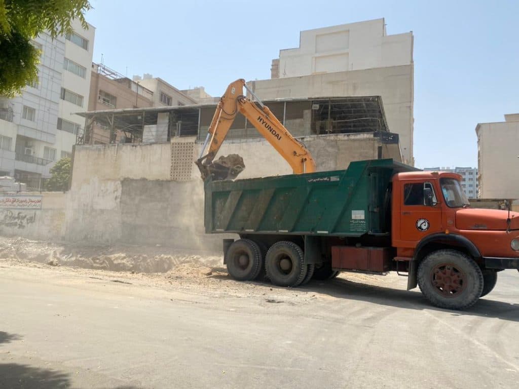 تخریب و گودبرداری ساختمان تاجیک در بندرعباس
