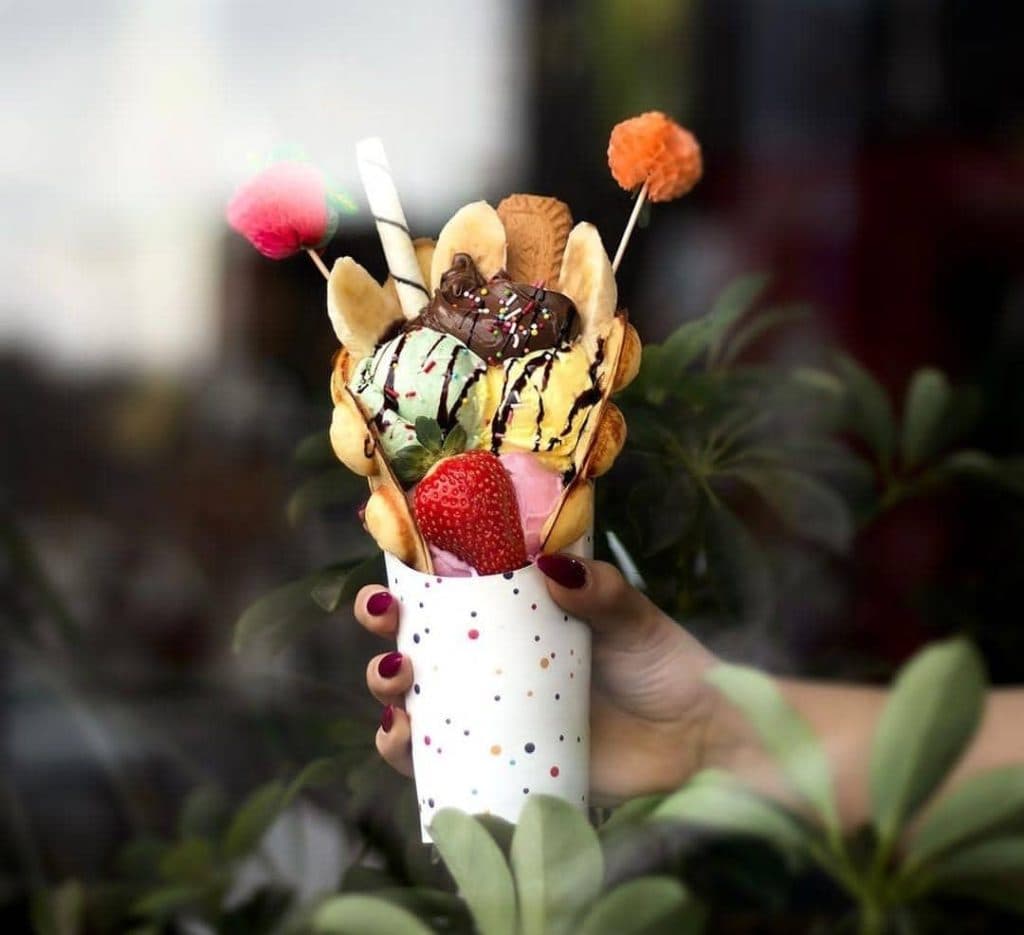 کافه فست فود سنجاب در میانه