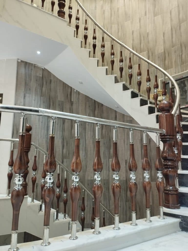 اجرا و نصب نرده استیل و چوبی ساکانلو در ماکو