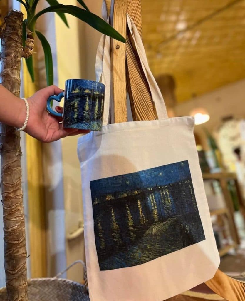 گالری هنری کارهای دستی رواق در همدان