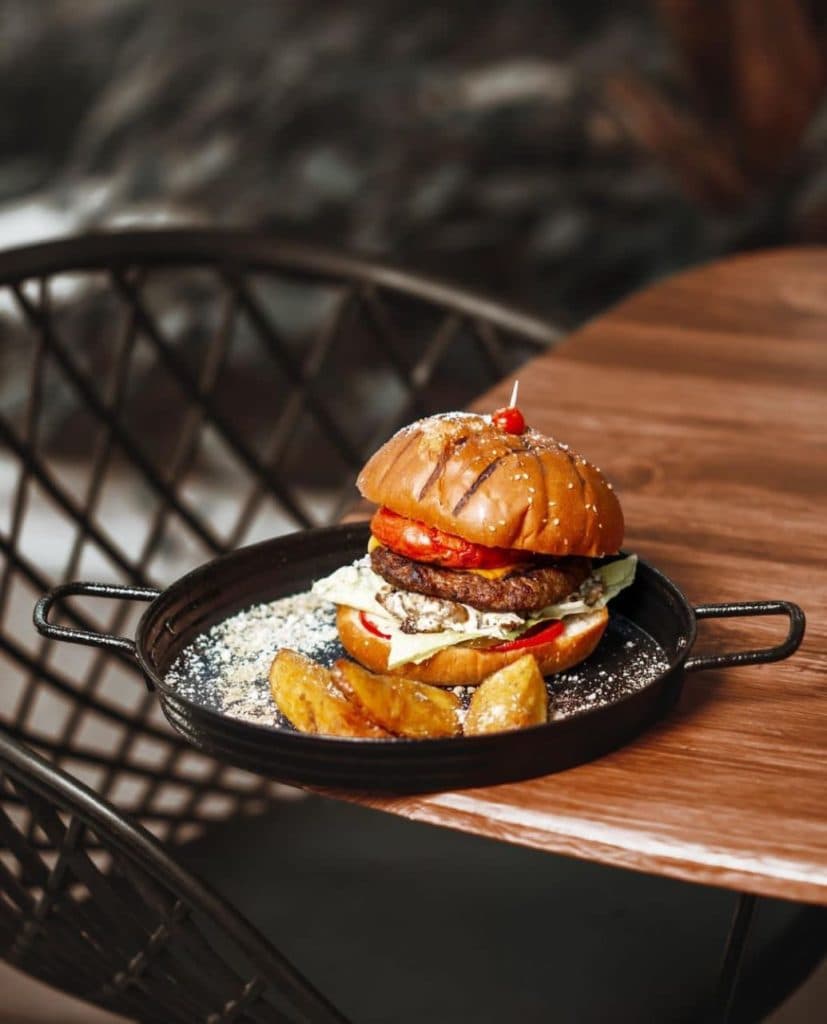 کافه رستوران گلاویژ در طرقبه مشهد