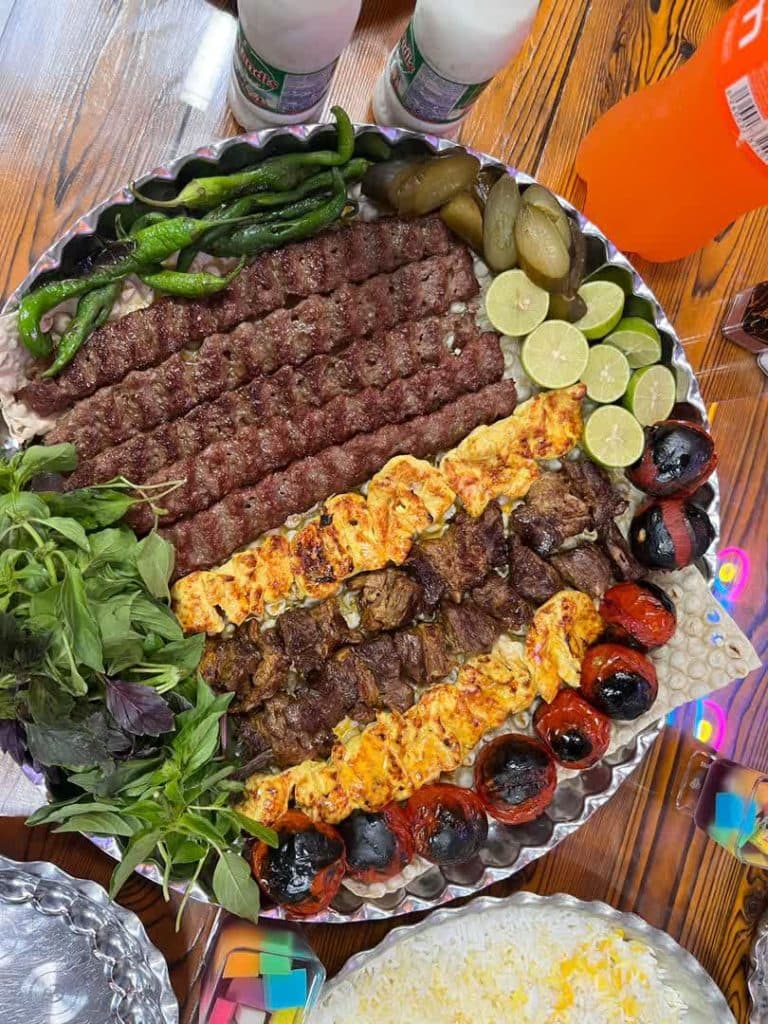 رستوران سنتی همسفر در ساوه