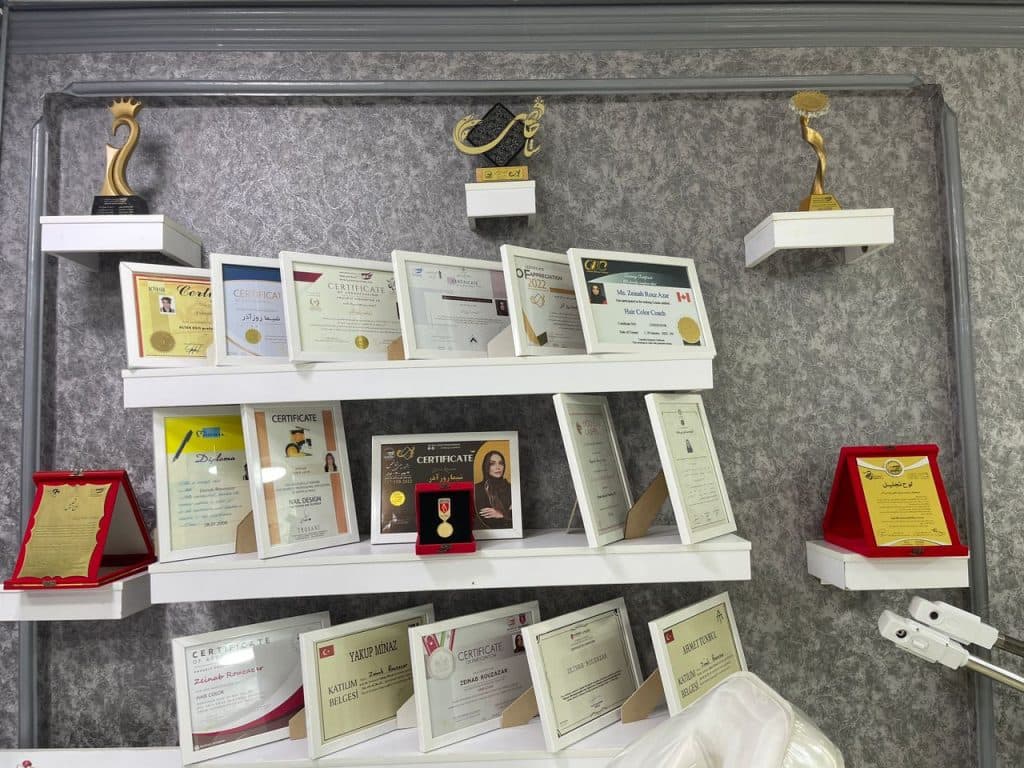 مرکز تخصصی کار با مواد و رنگ مو مها در صابرین رشت