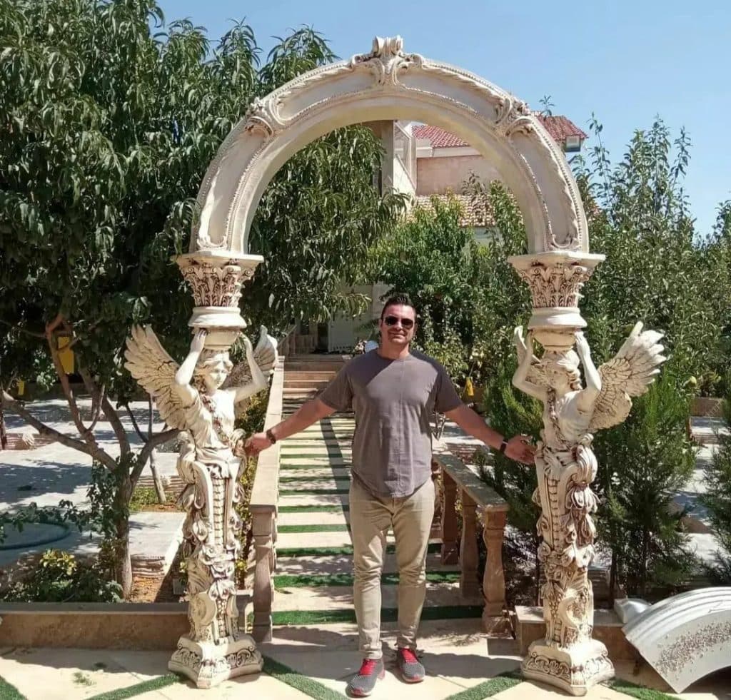 مجسمه سازی کشاورز در جاده گویم به شیراز