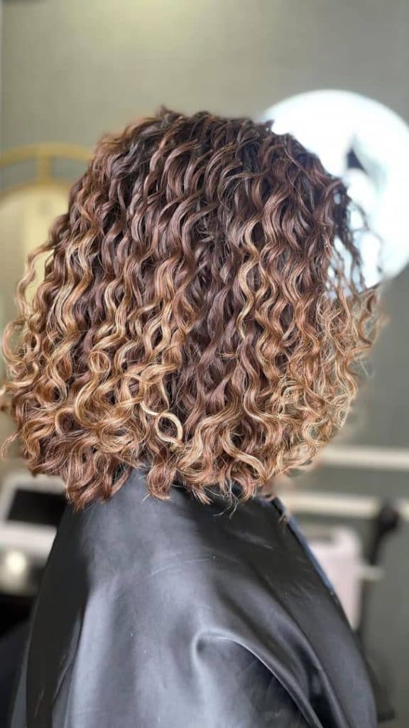 مرکز تخصصی زیبایی آیلا در درب قدیم دانشگاه آزاد بهبهان