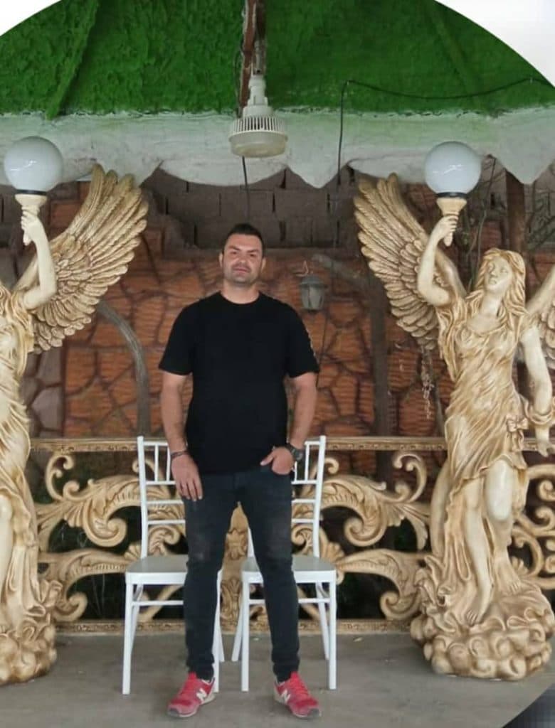 مجسمه سازی کشاورز در جاده گویم به شیراز