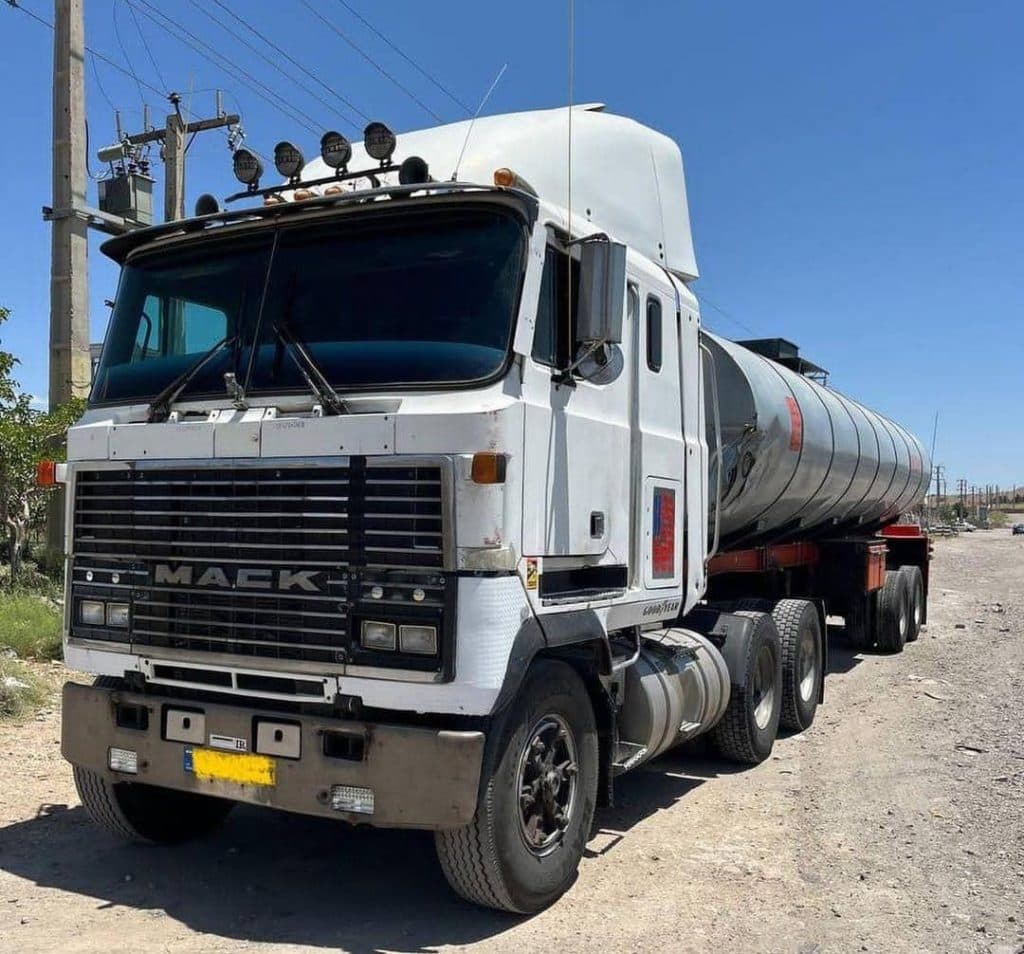 نمایشگاه کامیون فرزین آک در جاده مراغه به بناب