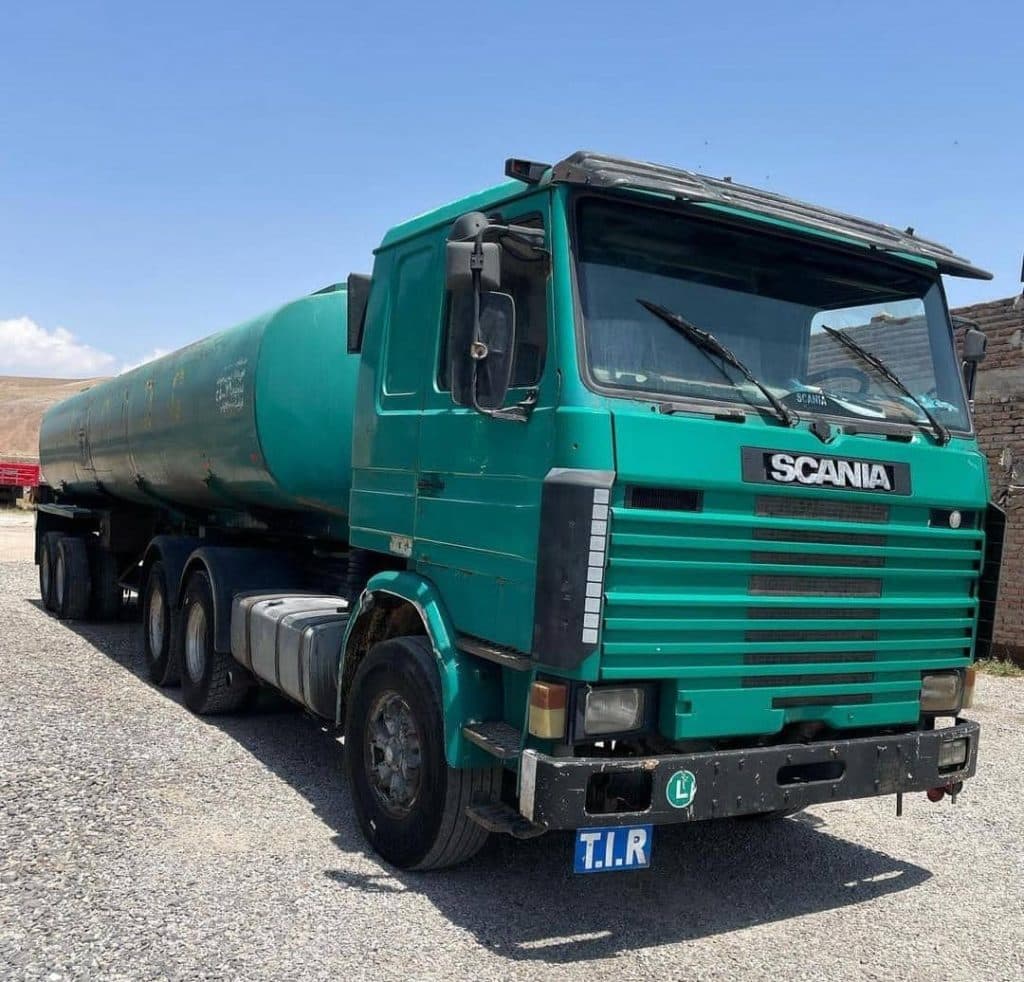 نمایشگاه کامیون فرزین آک در جاده مراغه به بناب