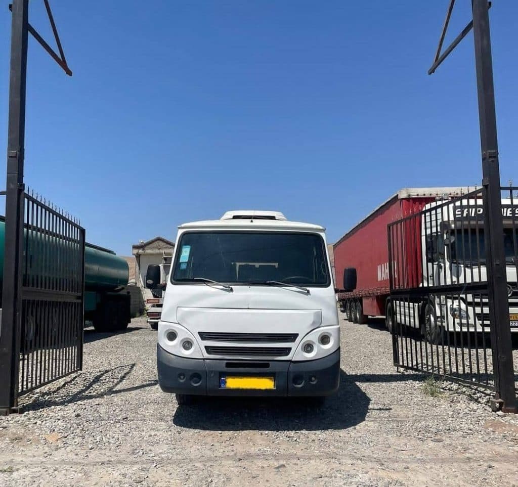 نمایشگاه کامیون فرزین آک در جاده مراغه به بناب