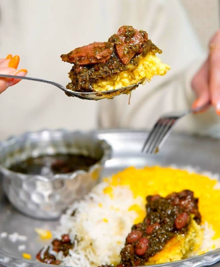 کافه سنتی با موسیقی زنده توت فرنگی در بلوار امام جعفرصادق یزد