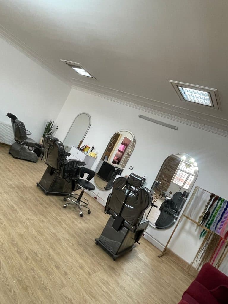 آموزشگاه مراقبت زیبایی و آرایشگری محبوب در زاهدان