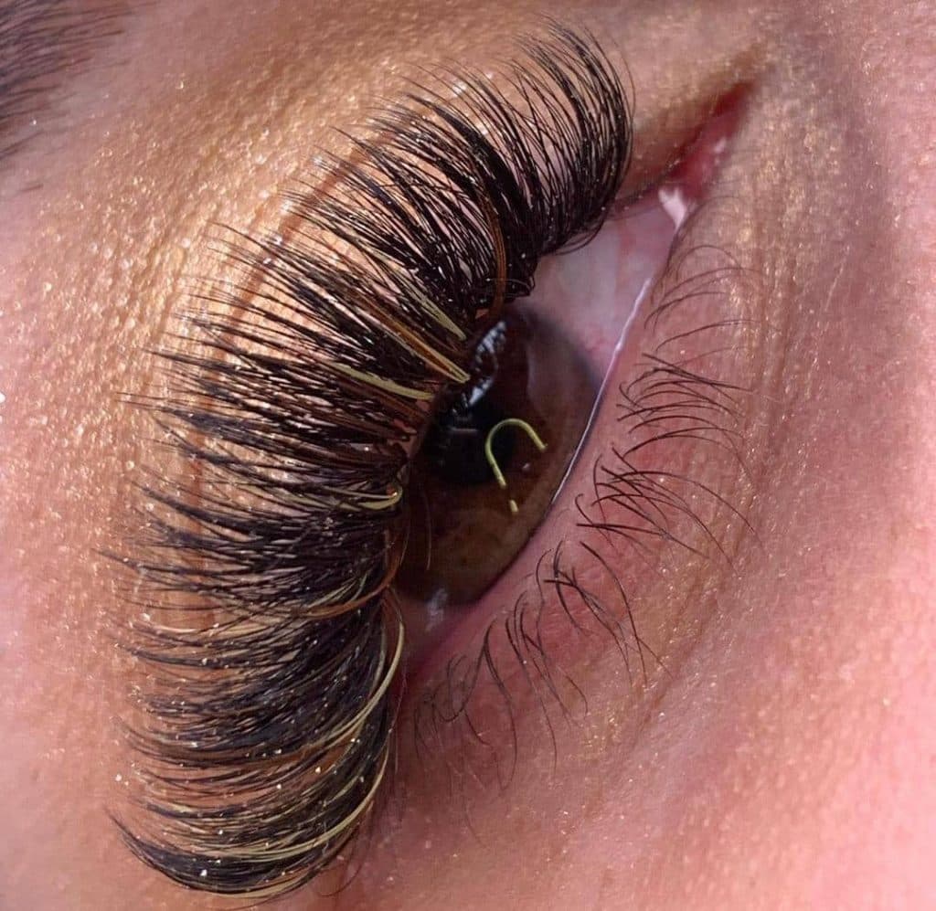 آموزش و خدمات تخصصی مژه بومرنگ در لاهیجان