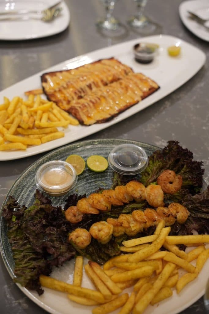 سرو غذای دریایی ماهی خوب حقیقی در سلمان شهر