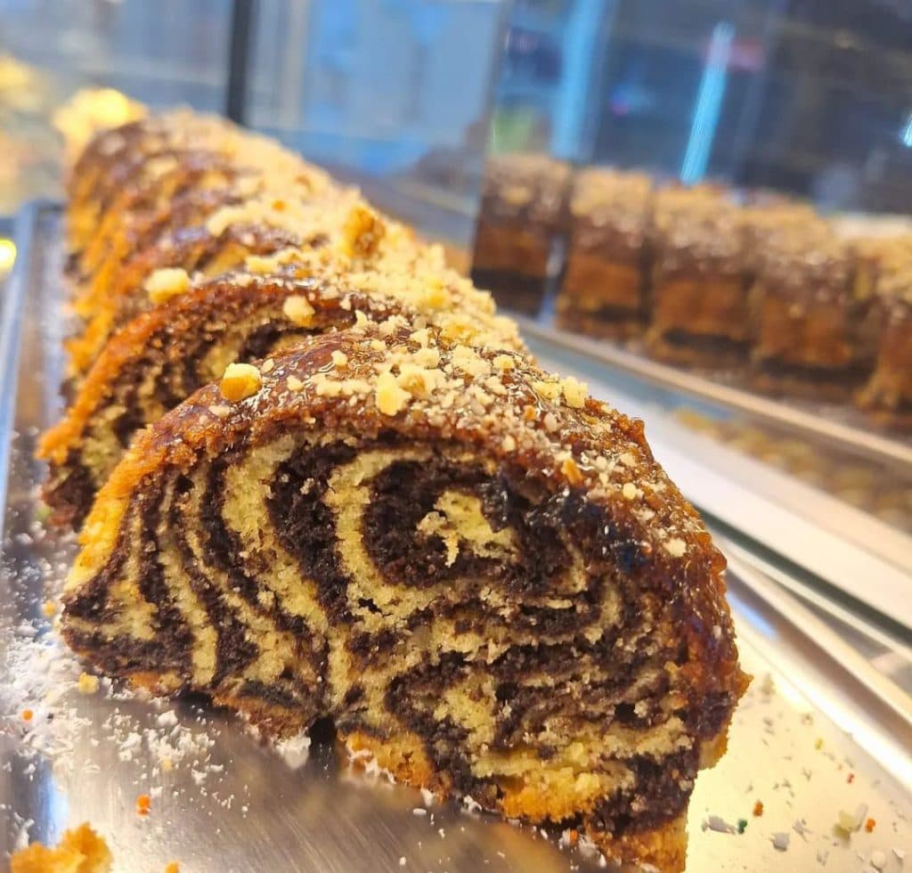 کیک و کلوچه تنوری برادران علی پناه در کرمانشاه