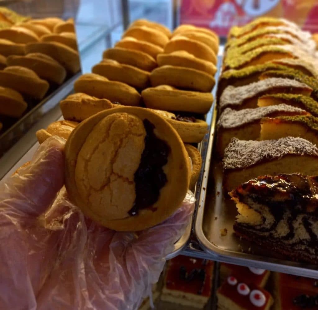 کیک و کلوچه تنوری برادران علی پناه در کرمانشاه