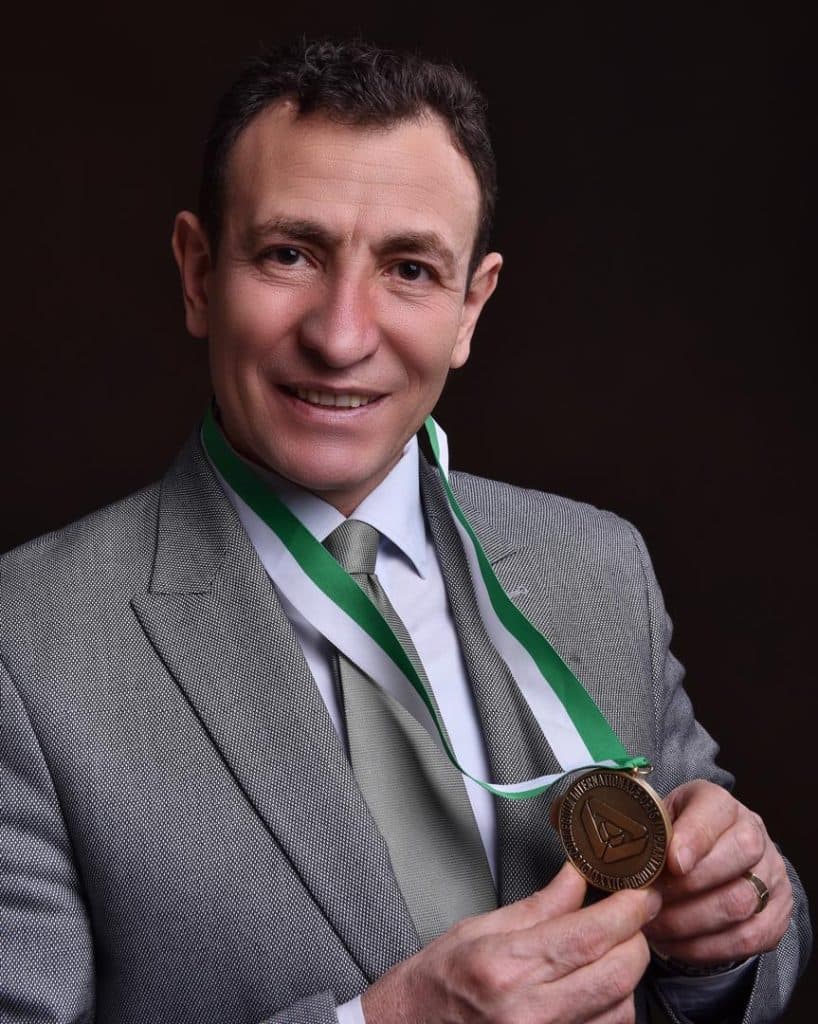 مرکز تخصصی ایمپلنت دندان دکتر منوچهر عابدی در ولیعصر تبریز