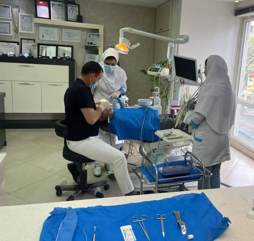 مرکز تخصصی ایمپلنت دندان دکتر منوچهر عابدی در ولیعصر تبریز