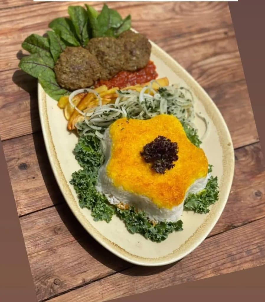 رستوران غذای خانگی و سالاد بار گادو طلایی در کیش