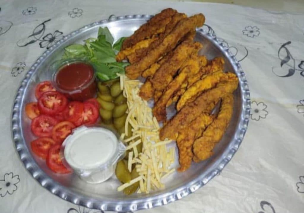 باغ رستوران فانوس در ورنامخواست